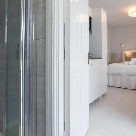 Aona Townhouse 4*